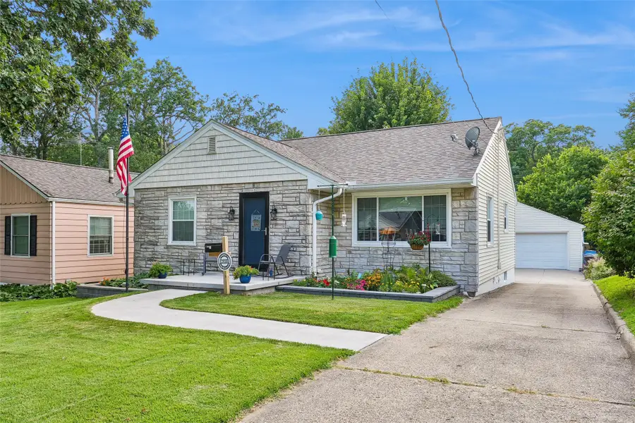 2818 35th Street, Des Moines, IA 50310 - #2