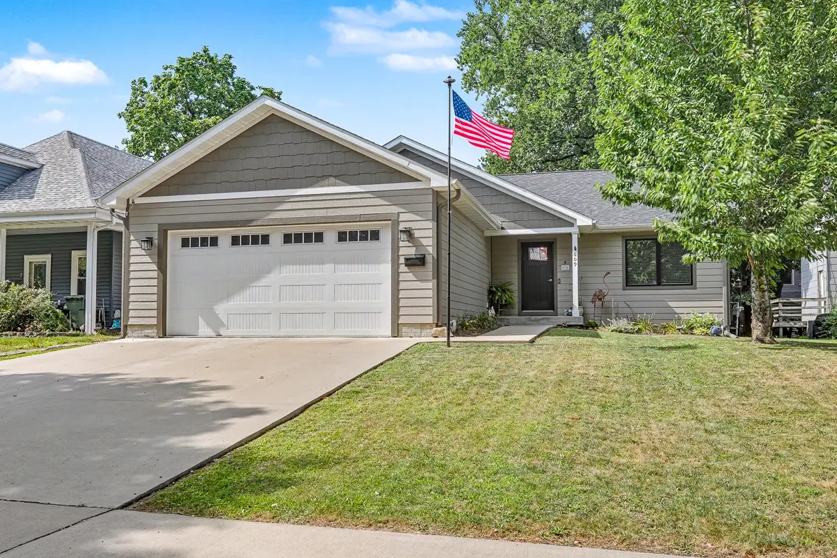 609 1st Avenue E, Oskaloosa, IA 52577 - #1