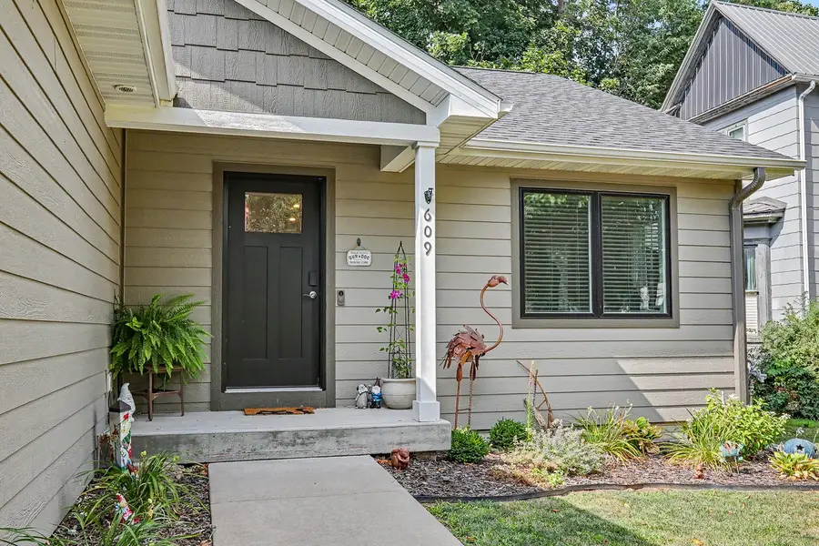609 1st Avenue E, Oskaloosa, IA 52577 - #2