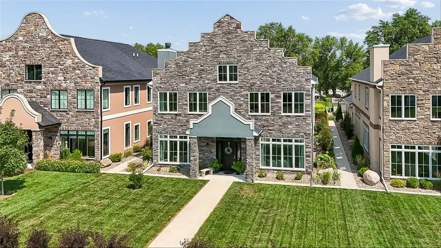 404 Franklin Street, Pella, IA 50219 - #2