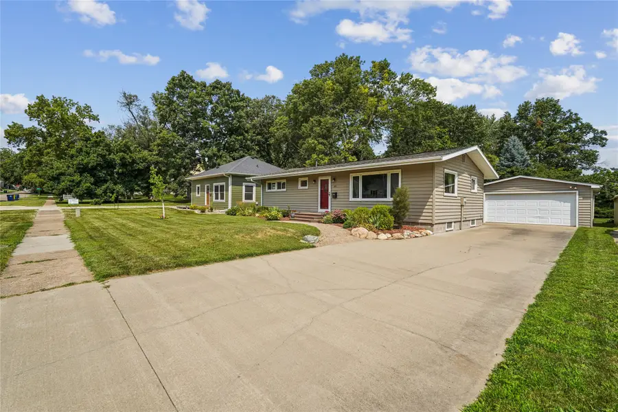 404 Columbus Street, Pella, IA 50219 - #2