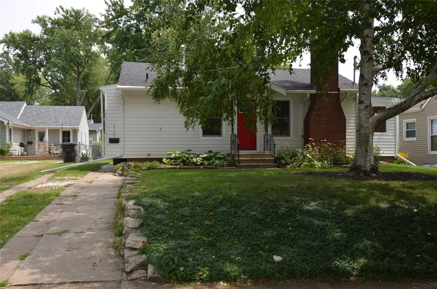 2109 40th Street, Des Moines, IA 50310 - #2