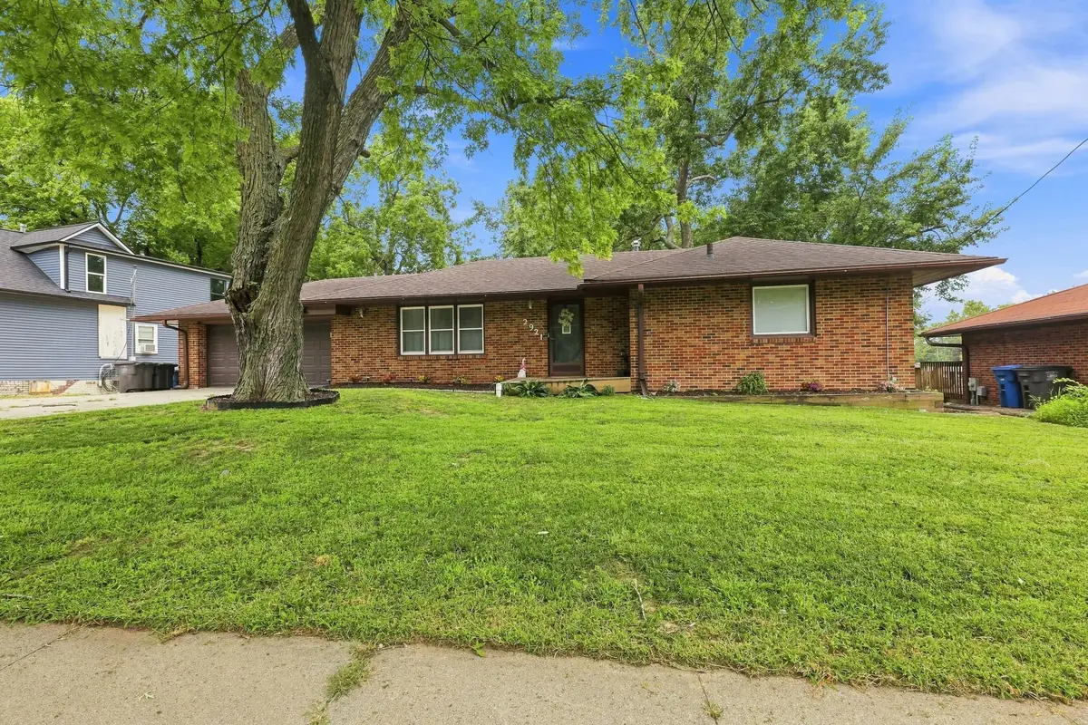 2921 Easton Boulevard, Des Moines, IA 50317 - #1