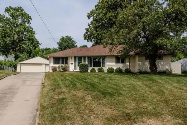 2223 Park Lane, West Des Moines, IA 50265