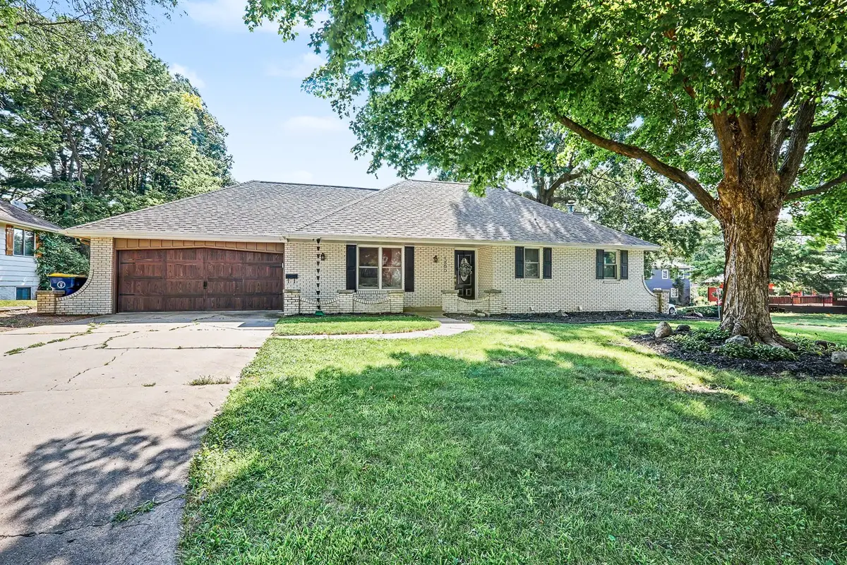 1200 W 2nd Street, Pella, IA 50219 - #1