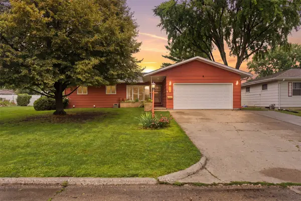 2004 N 3rd Avenue E, Newton, IA 50208