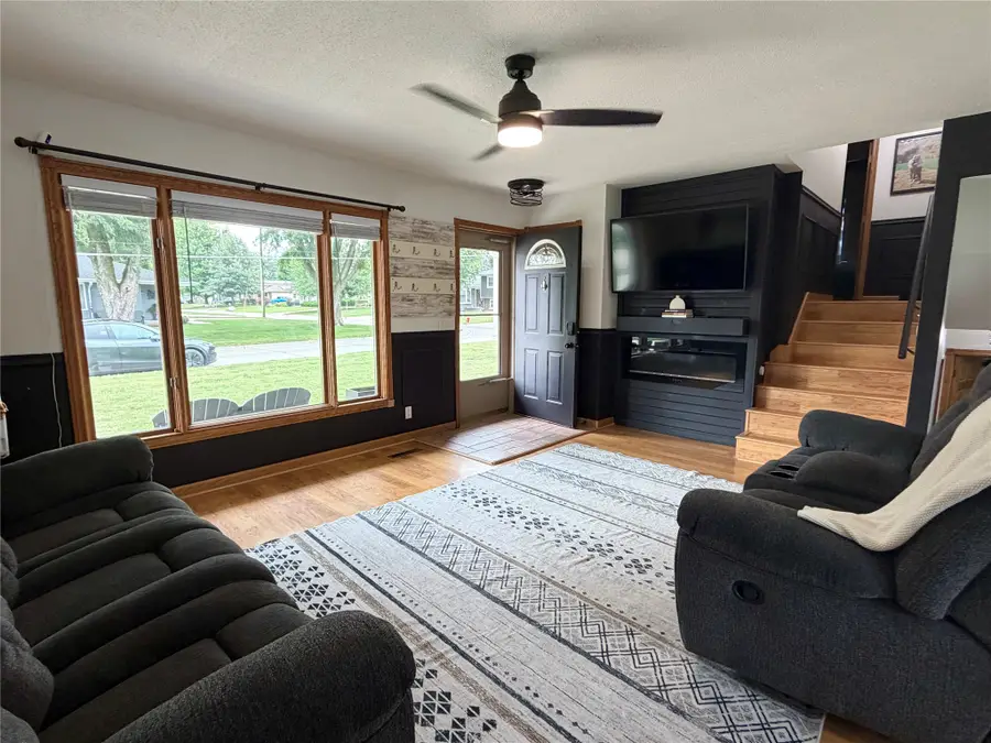 2421 N 2nd Avenue E, Newton, IA 50208 - #2