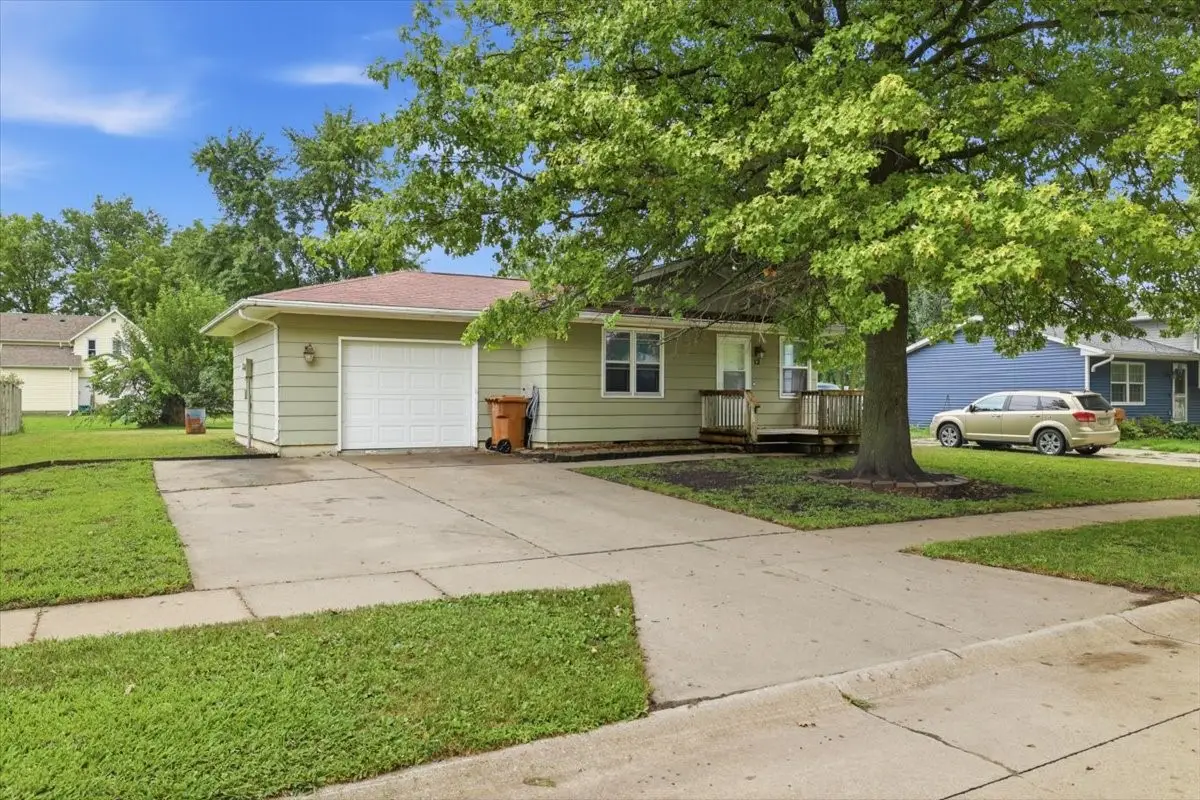 12 Washington Place, Grinnell, IA 50112 - #1