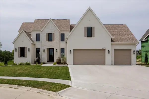 18238 Baxter Place, Clive, IA 50325