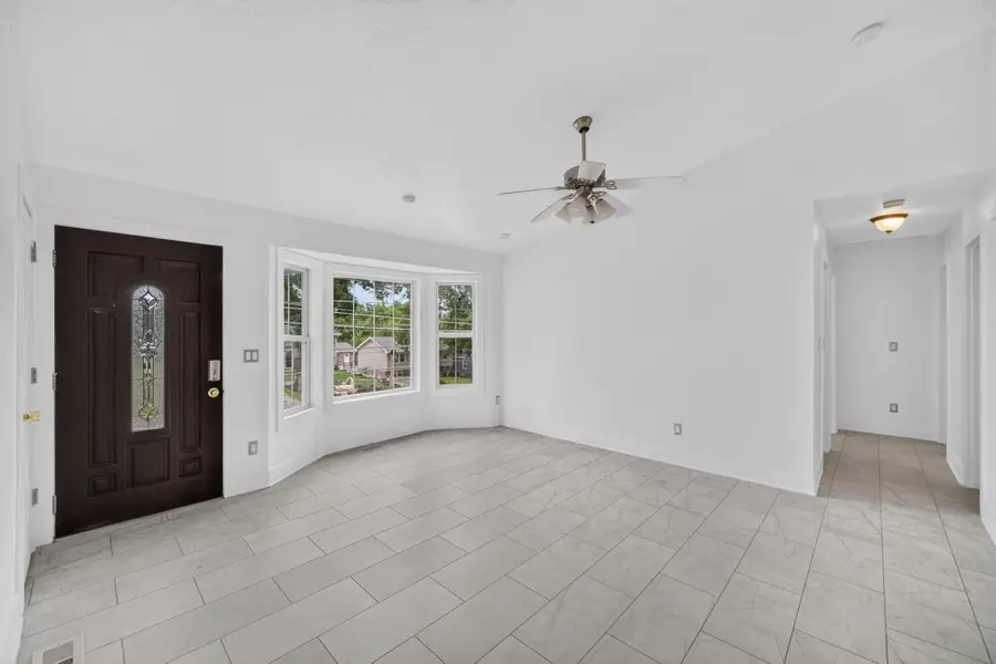 608 Kenyon Avenue, Des Moines, IA 50315 - #2