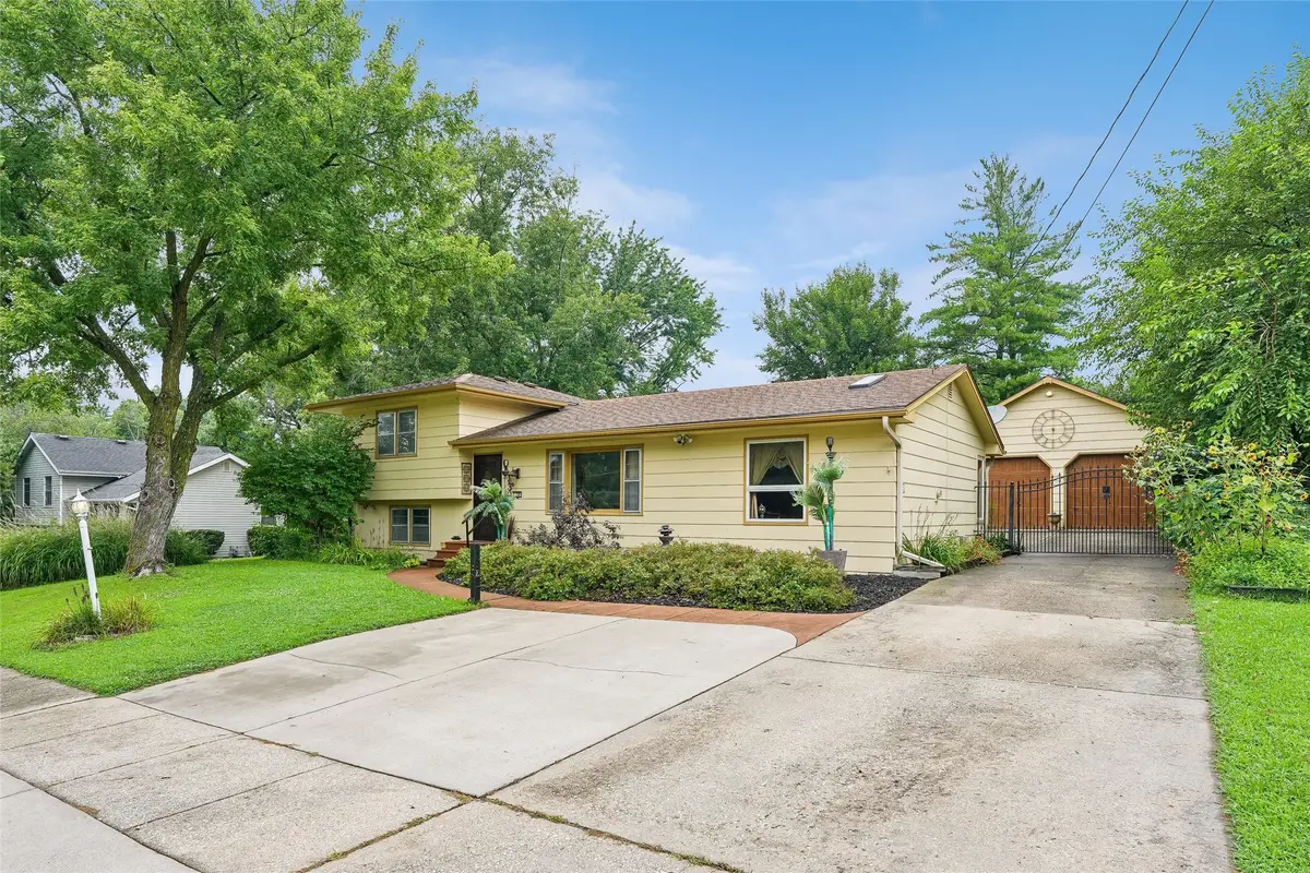 330 Greenfield Parkway, Des Moines, IA 50320 - #1