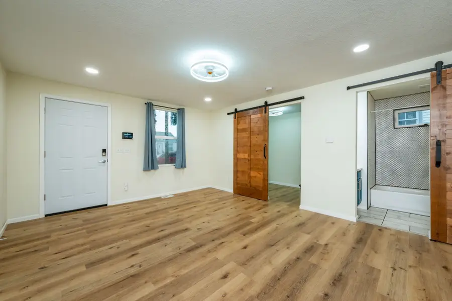 845 E 24th Court, Des Moines, IA 50317 - #2