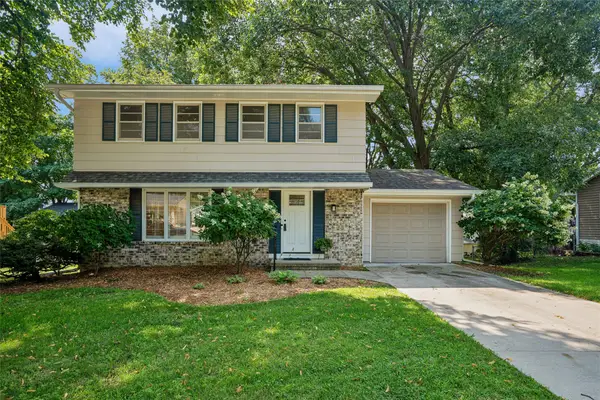 8666 Sunny Hill Drive, Clive, IA 50325