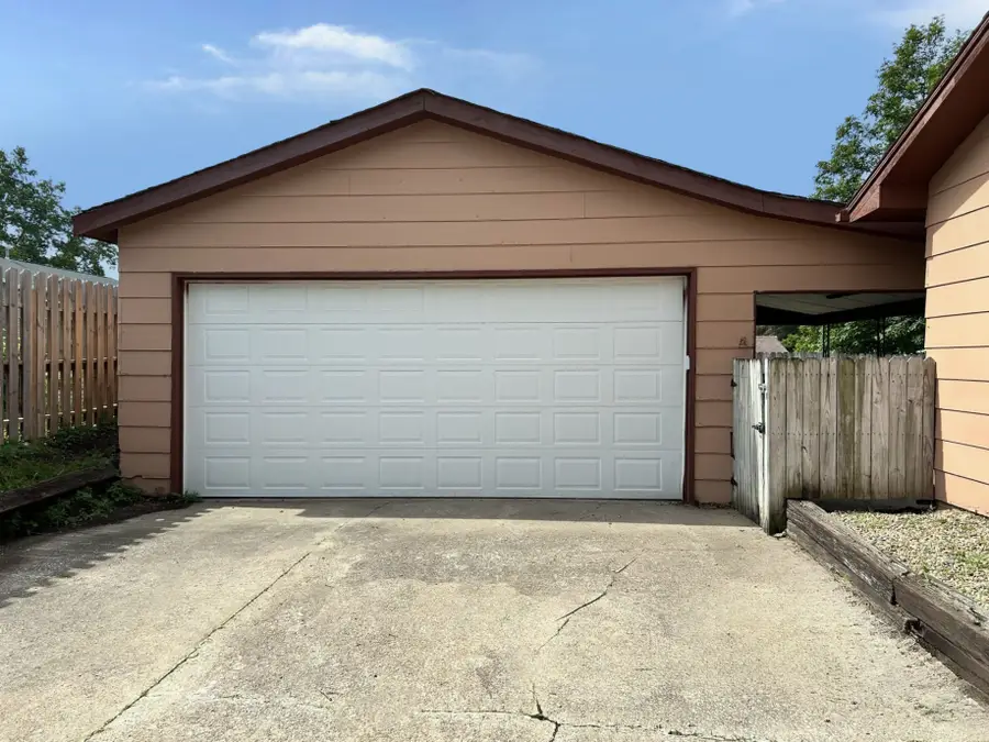 207 W 4th Avenue, Indianola, IA 50125 - #3