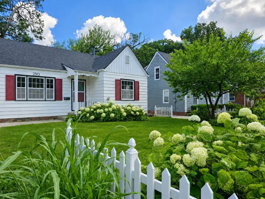 2513 33rd Street, Des Moines, IA 50310 - #2