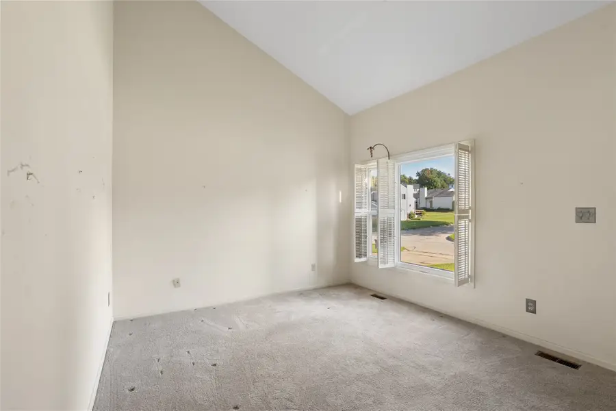 8018 N Walnut Creek Drive, Urbandale, IA 50322 - #2