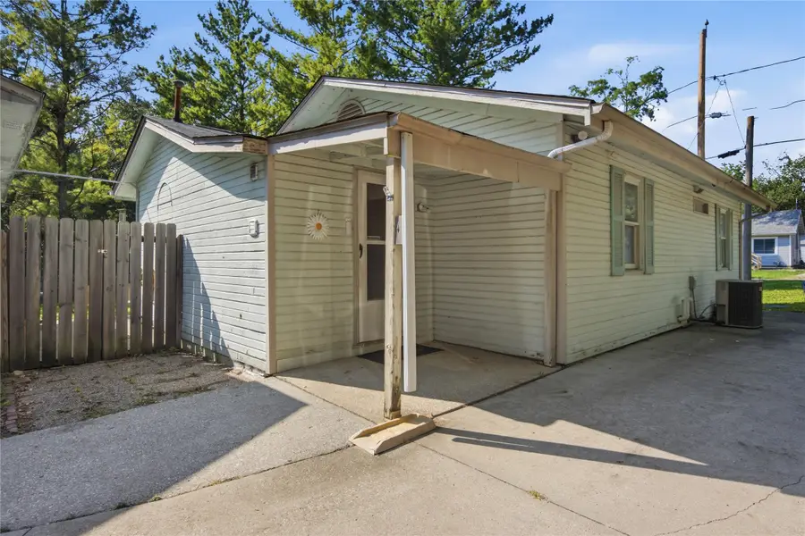 3233 E Clinton Avenue, Des Moines, IA 50317 - #2