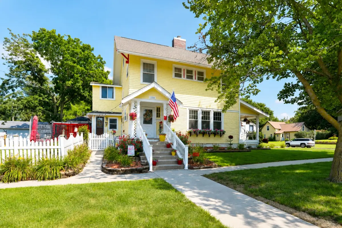 1324 Dewey Avenue, Perry, IA 50220 - #1