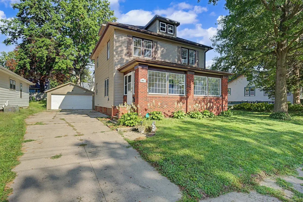 620 E 8th Street S, Newton, IA 50208 - #1