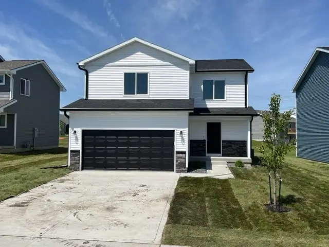 215 E 5th Street N, Newton, IA 50208 - #1