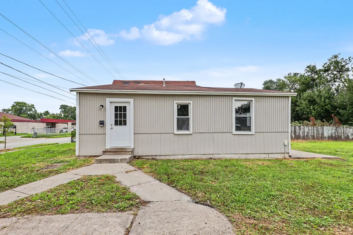 1221 E 17th Street, Des Moines, IA 50316 - #1