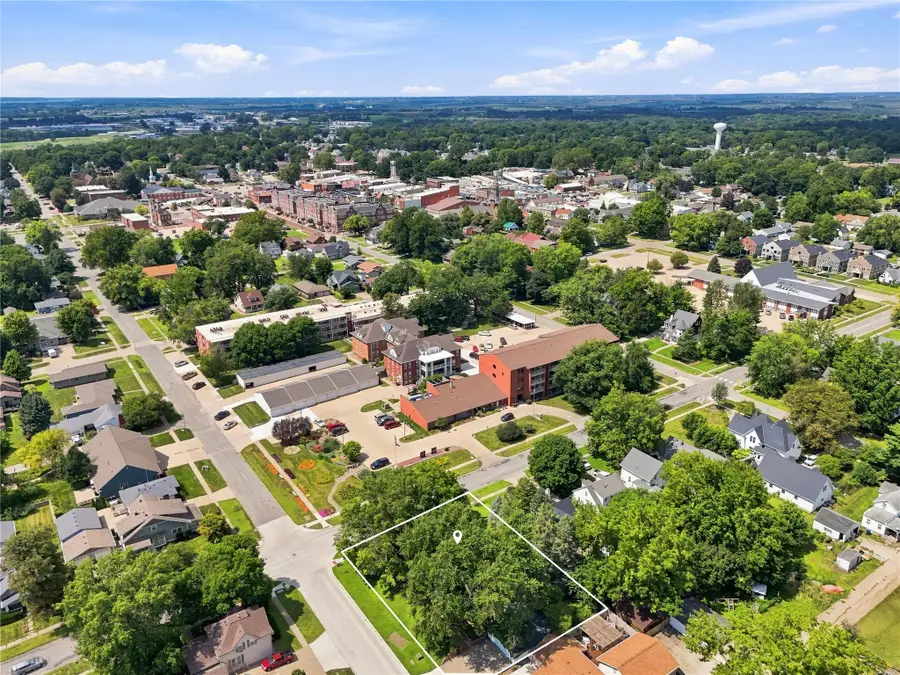 600 E 3rd Street, Pella, IA 50219 - #3