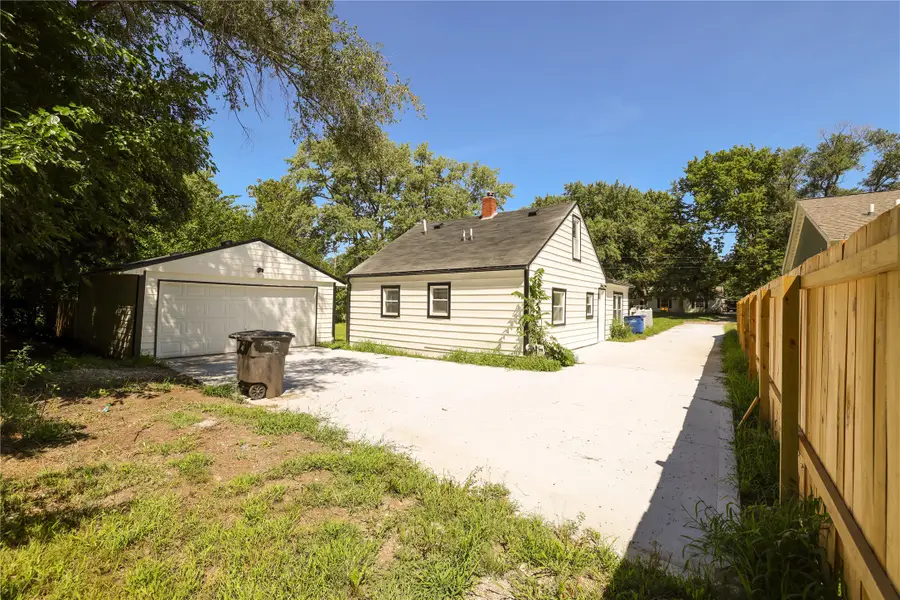 1604 E 29th Street, Des Moines, IA 50317 - #2
