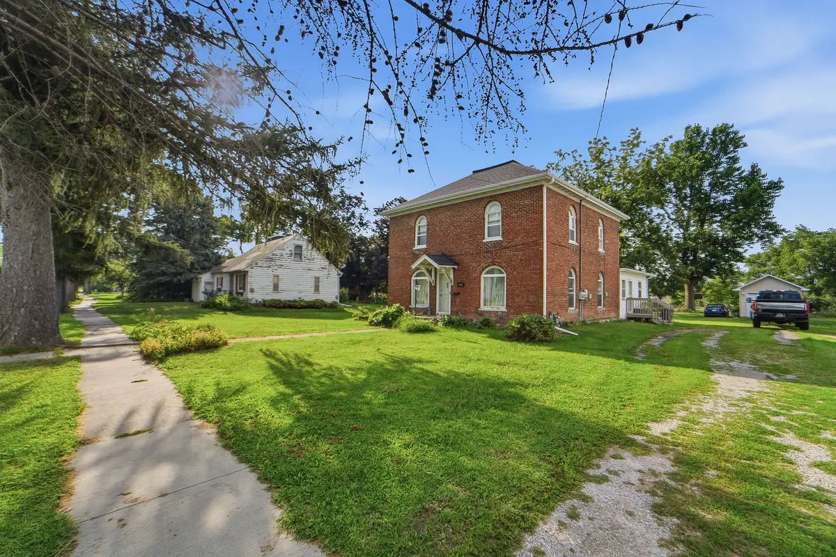 1121 N 4th Avenue W, Newton, IA 50208 - #1