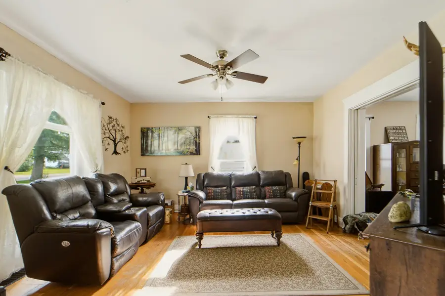 1121 N 4th Avenue W, Newton, IA 50208 - #3