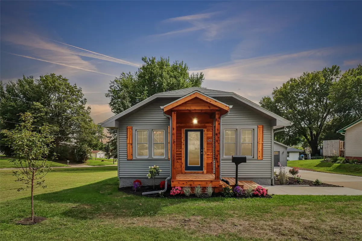 431 S 6th Avenue E, Newton, IA 50208 - #1