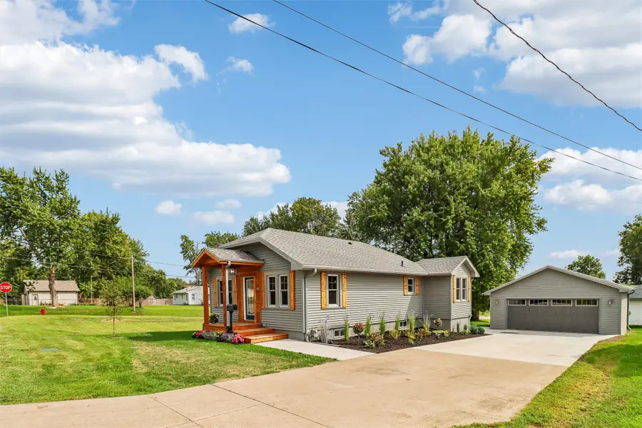 431 S 6th Avenue E, Newton, IA 50208 - #3