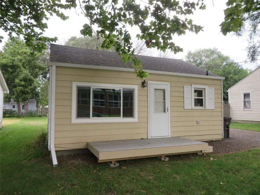 2204 E 39th Street, Des Moines, IA 50317 - #2