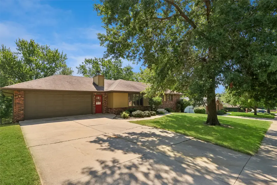 1546 W 4th Street, Pella, IA 50219 - #2