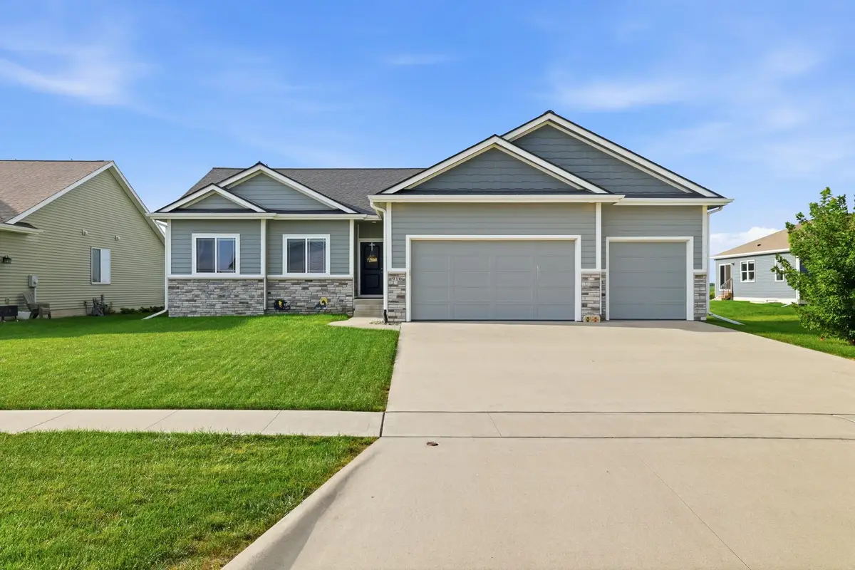 916 35th Street Sw, Altoona, IA 50009 - #1