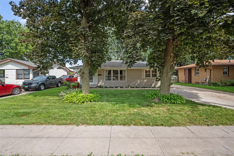 3301 E 26th Street, Des Moines, IA 50317 - #2