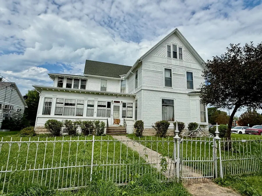 211 W 4th Street S, Newton, IA 50208 - #2