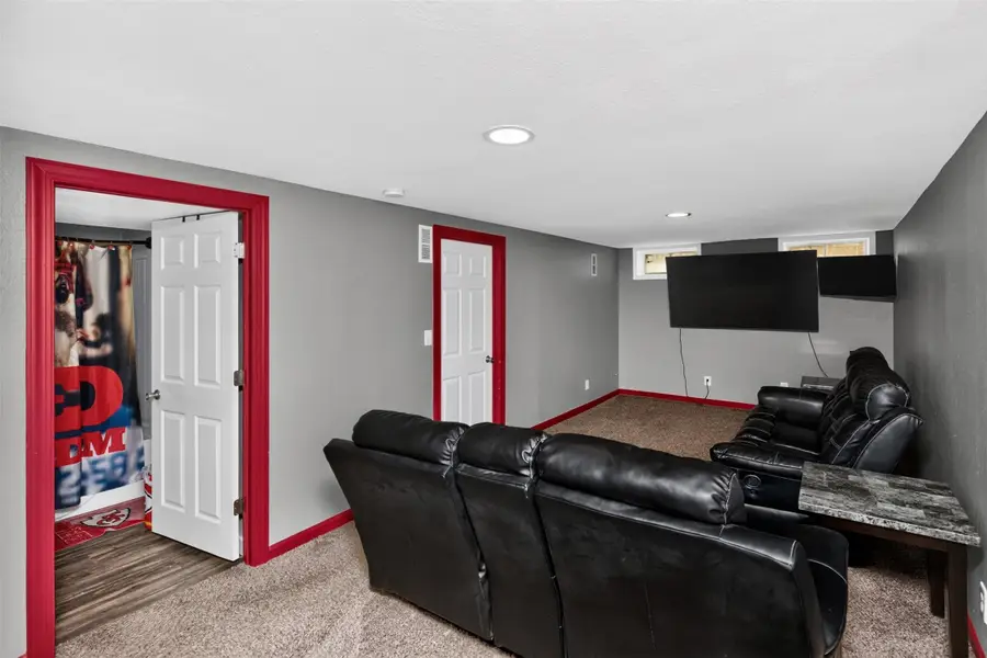 2705 E 39th Street, Des Moines, IA 50317 - #3