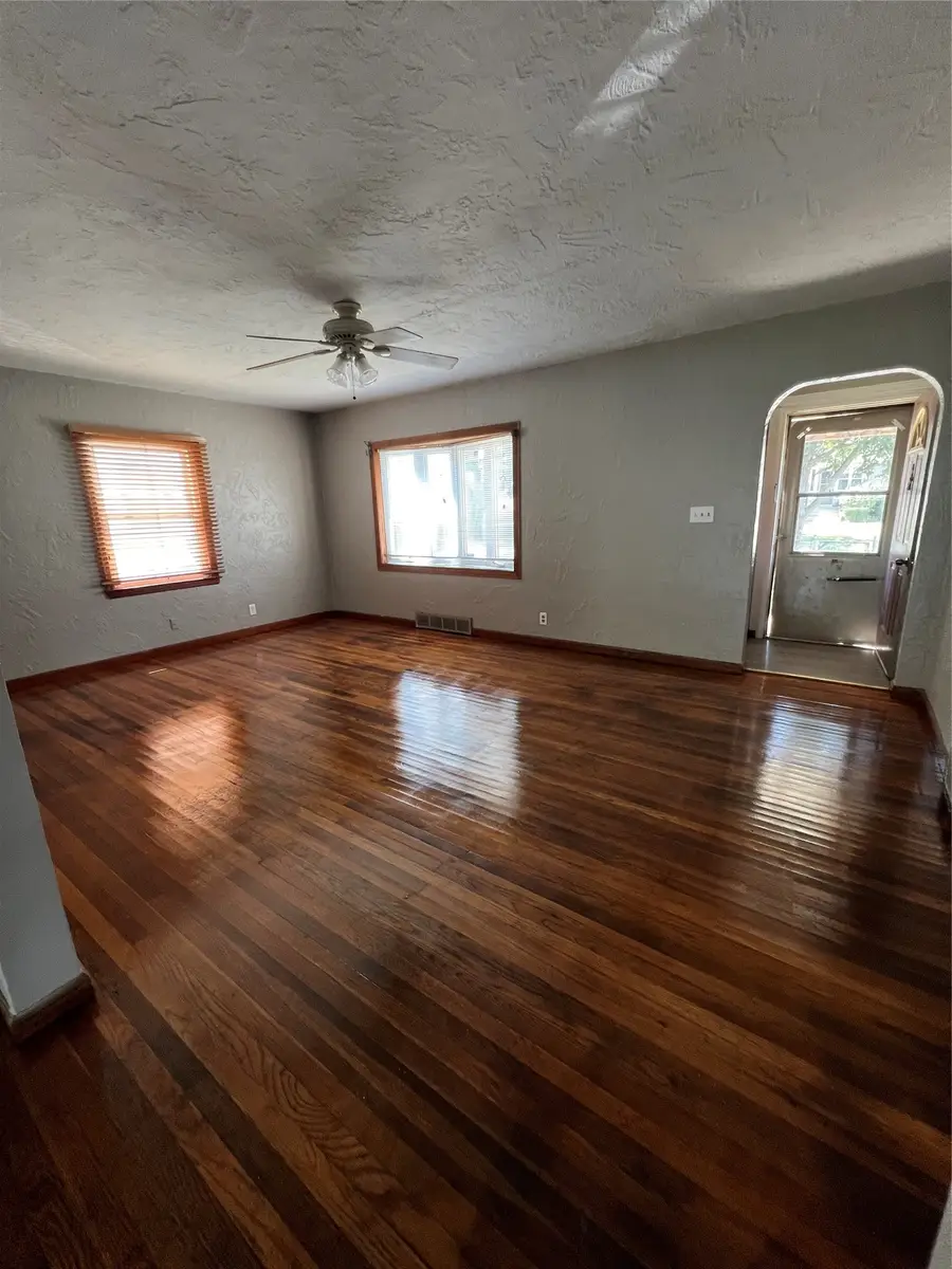 3221 E 7th Street, Des Moines, IA 50316 - #3