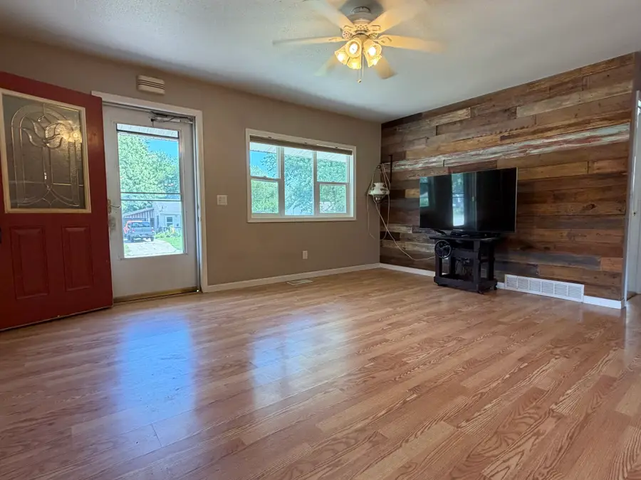 701 E 27th Street S, Newton, IA 50208 - #2