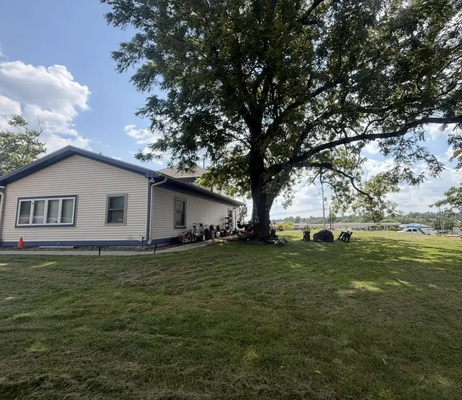 1422 1st Avenue E, Newton, IA 50208 - #2