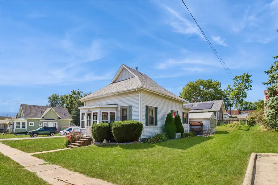 325 E 2nd Street S, Newton, IA 50208 - #2
