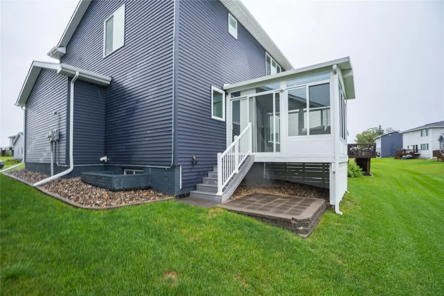 16632 Oakwood Drive, Urbandale, IA 50323 - #2