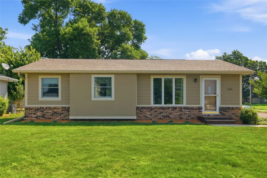 1214 E 12th Street S, Newton, IA 50208 - #2