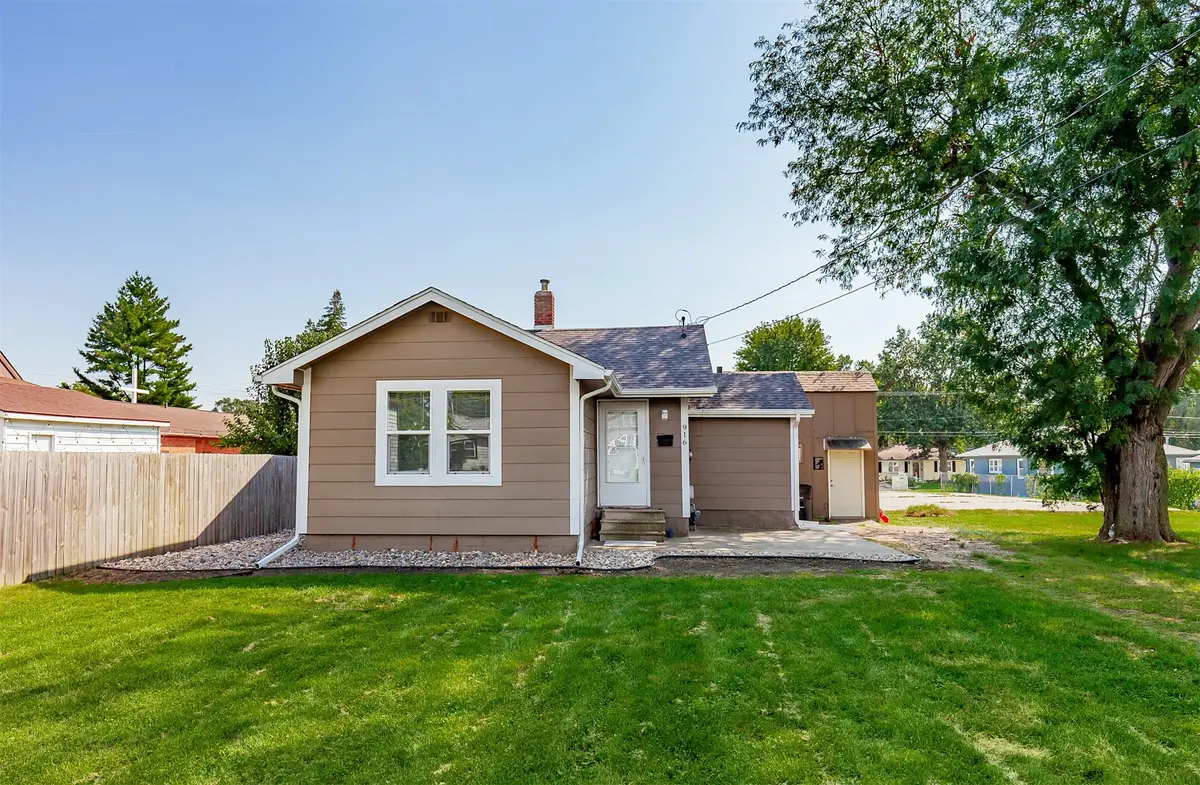 916 Rose Avenue, Des Moines, IA 50315 - #1