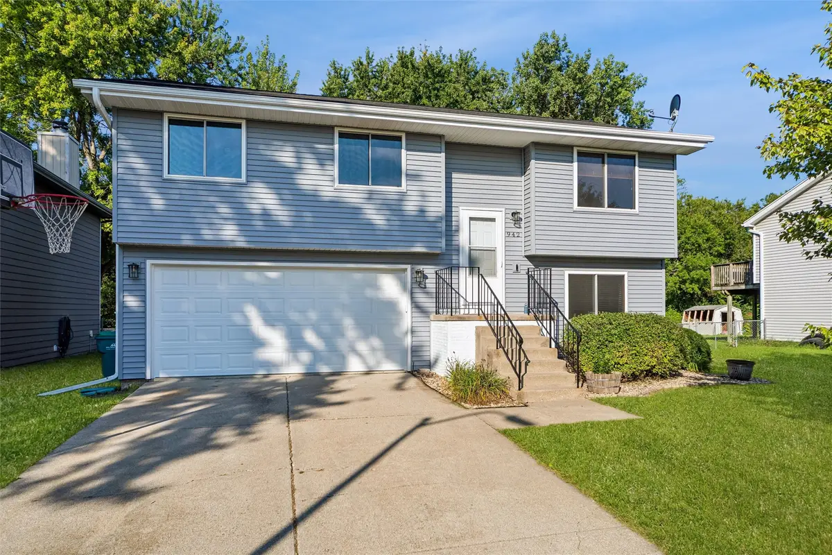 942 9th Avenue Nw, Altoona, IA 50009 - #1