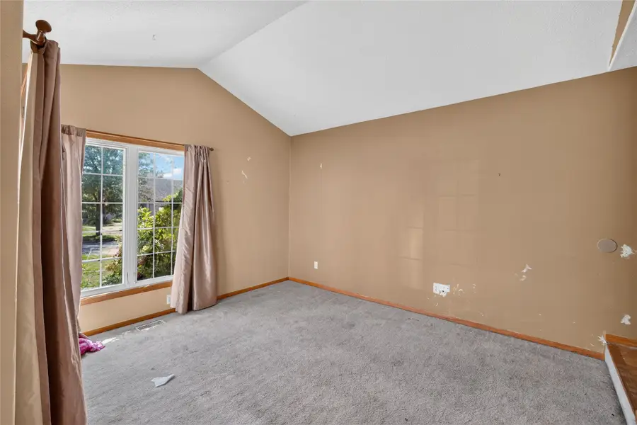 2524 E Leach Avenue, Des Moines, IA 50320 - #2