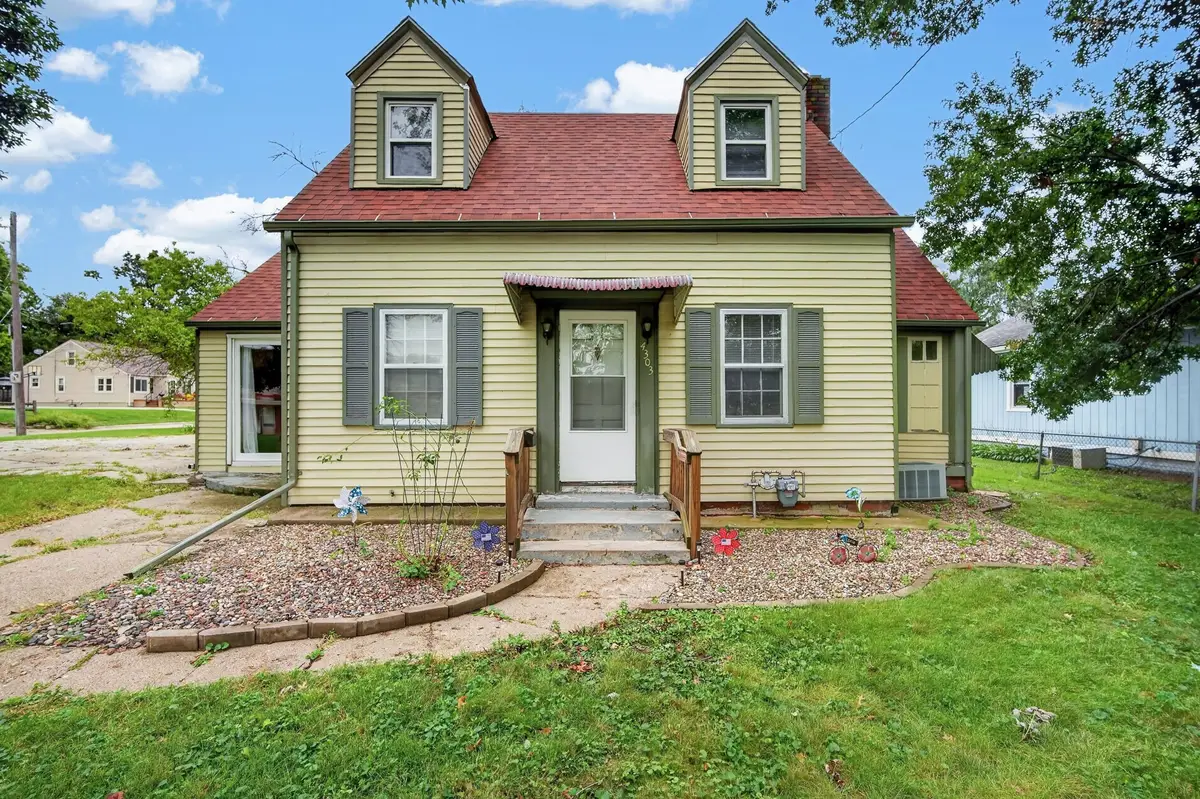 4303 SW 9th Street, Des Moines, IA 50315 - #1