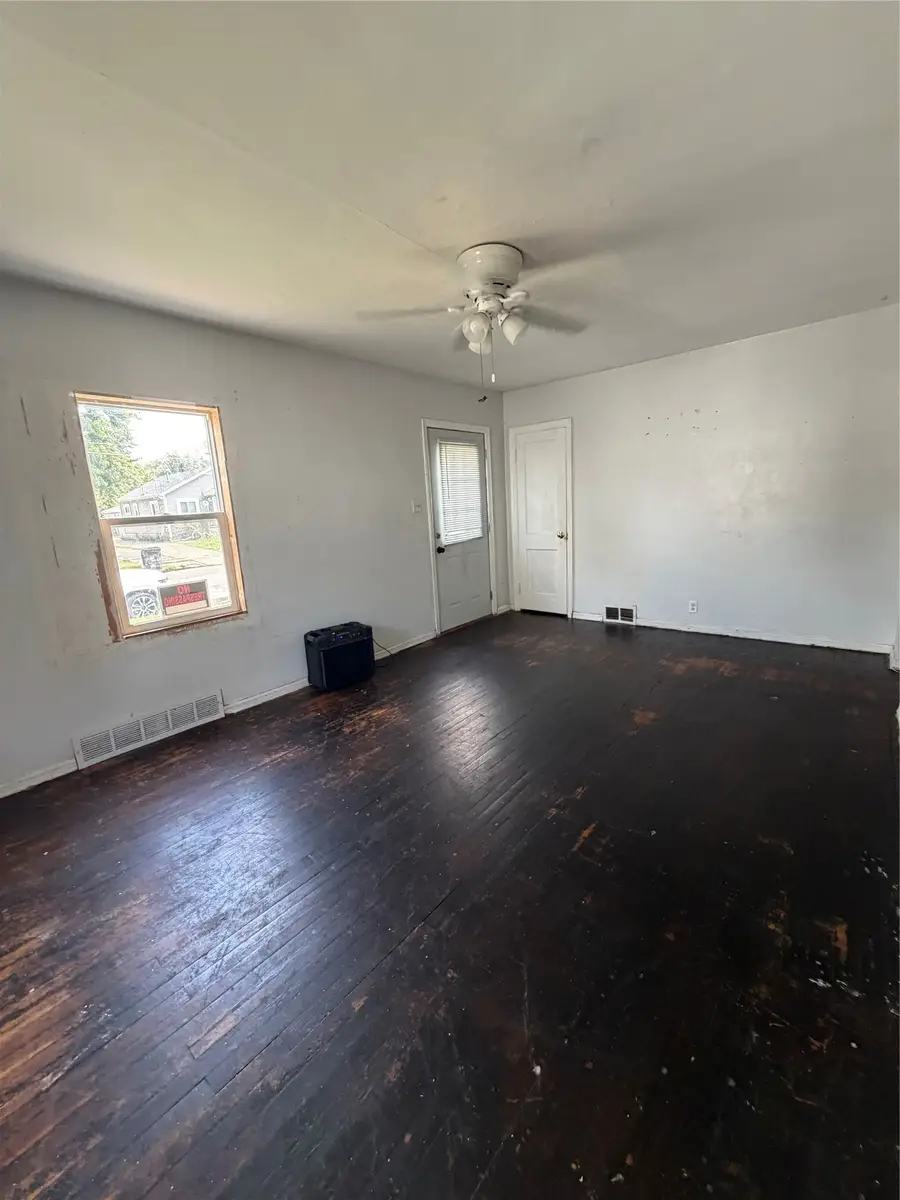 4038 6th Avenue, Des Moines, IA 50313 - #3