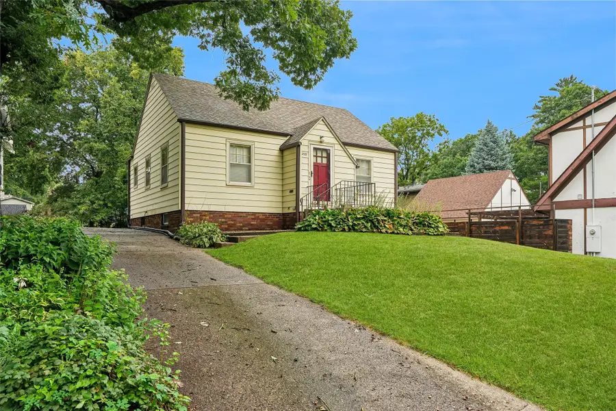 2612 40th Street, Des Moines, IA 50310 - #2