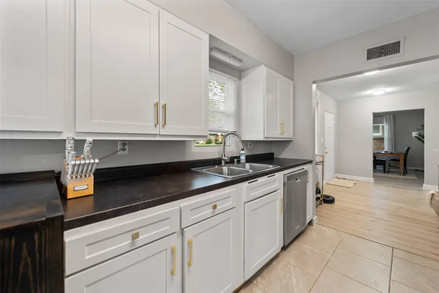 2203 35th Street, Des Moines, IA 50310 - #2